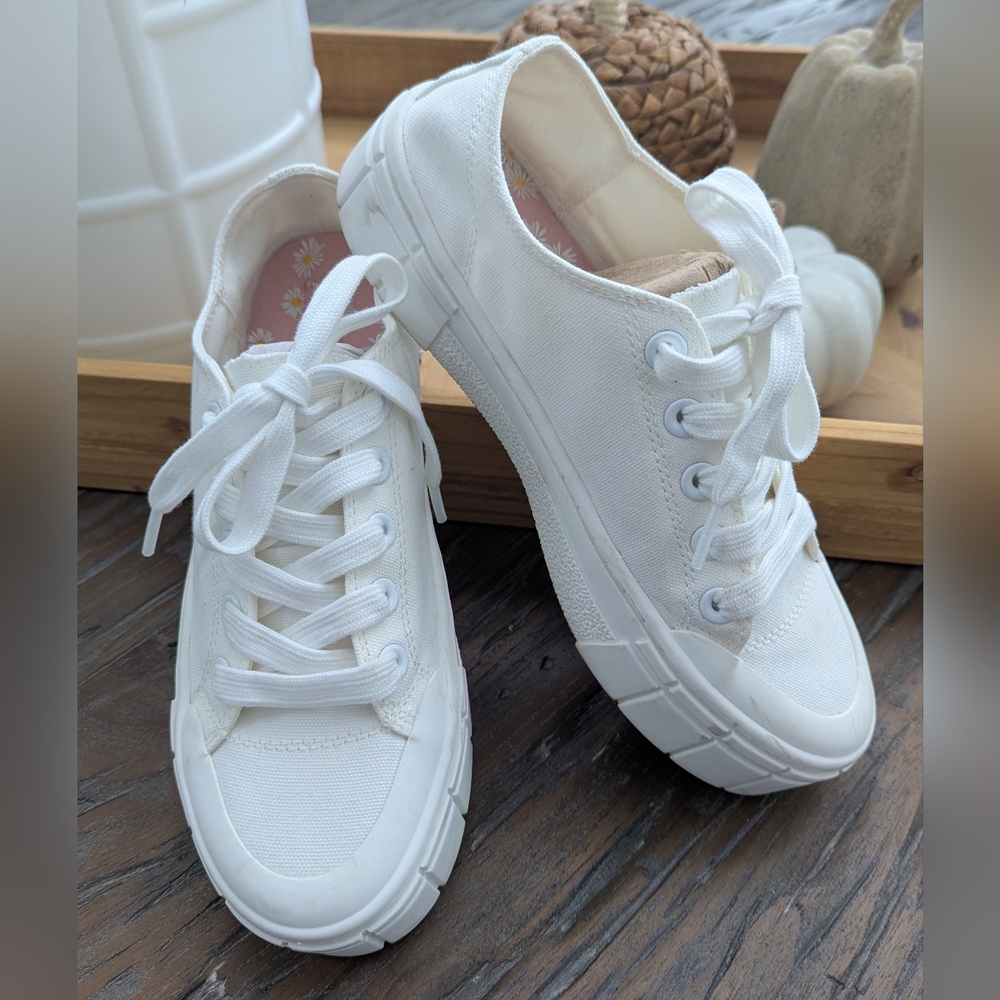 Like New! Mad Love White Canvas Sneakers, Size 7
